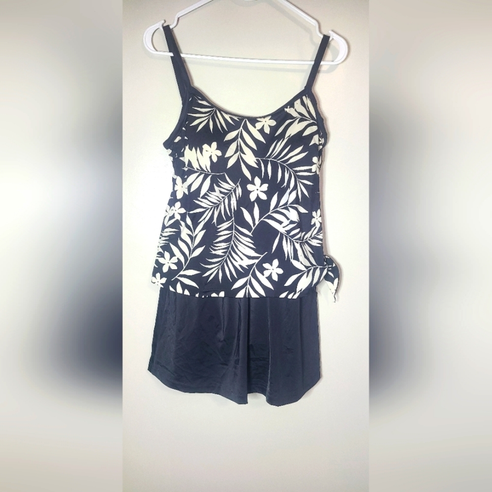 One piece with skirt‎ Size 10 Via Marina one piece suit